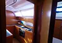 sejlbåd bavaria 46 cruiser sejlbåd interiør kabys og bruser